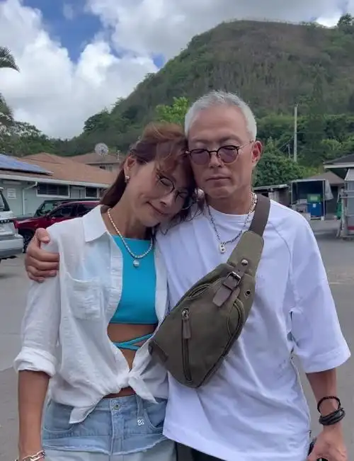 韩国一对62岁,57岁的夫妇,原本身材普通,丈夫更有