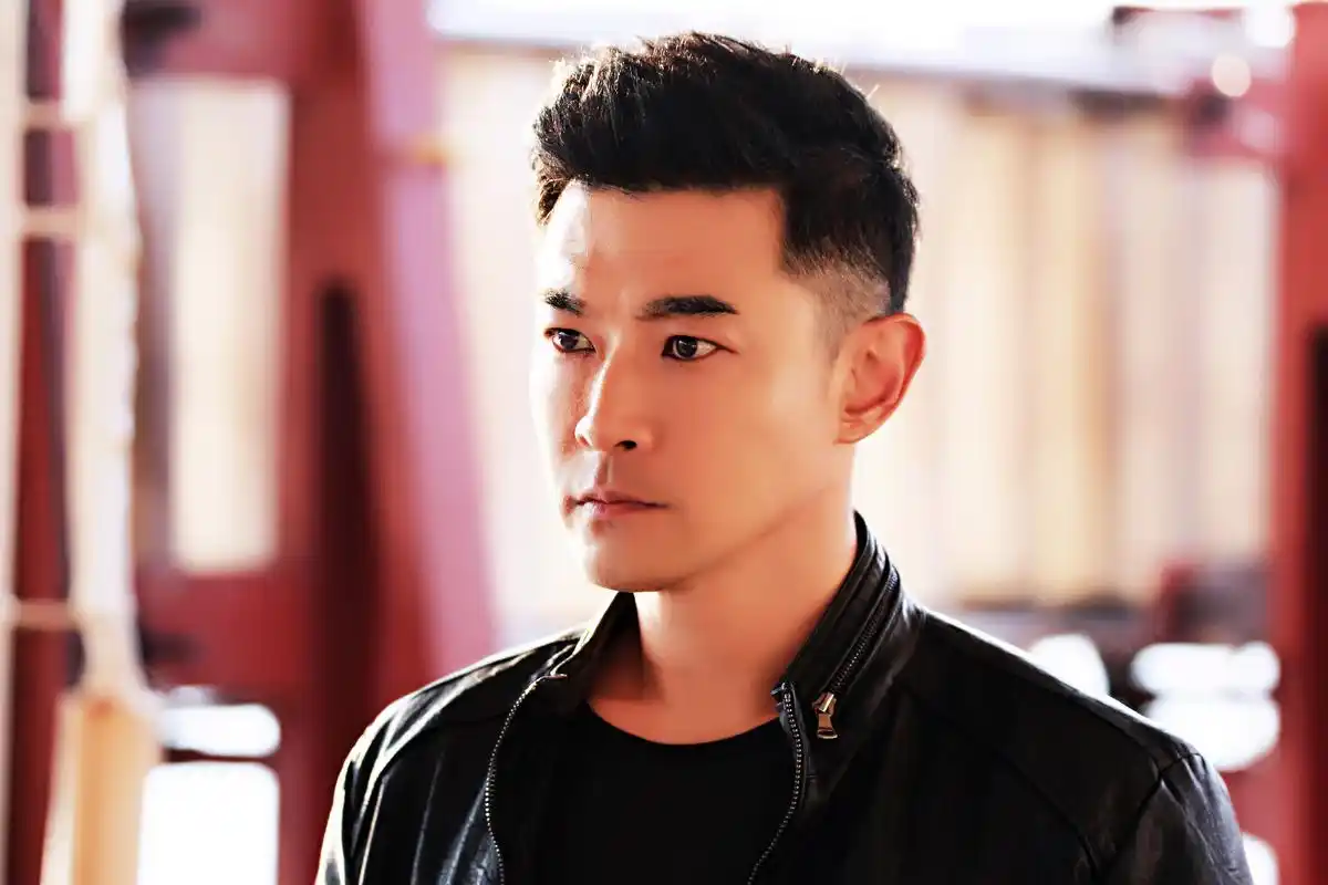 黄维德剧照剧中钟原不仅因任务被迫与妻子离婚,甚至失去了爱子和战友