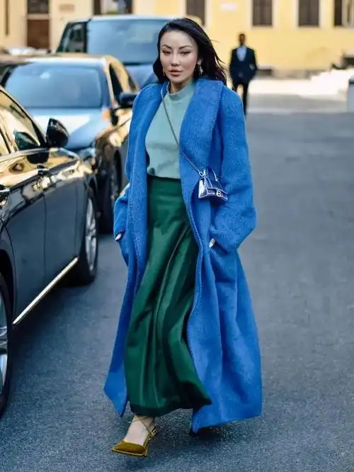 邻近色,以某一颜色为基准,与此色相隔60度-90度的颜色为邻近色.