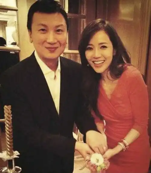 侯佩岑带老公和妈妈录节目全家来内地捞金侯妈妈真不像71岁