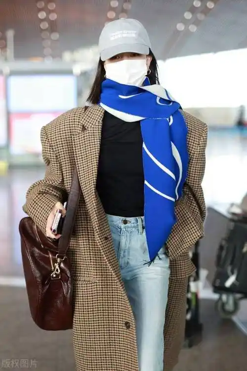 街拍:宋妍霏棕色千鸟格大衣 蓝色围巾 牛仔裤 棒球帽潇洒自_机场_北京