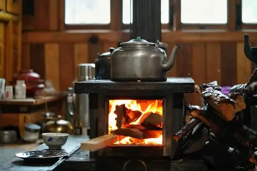 阴雨天围着火炉喝热茶