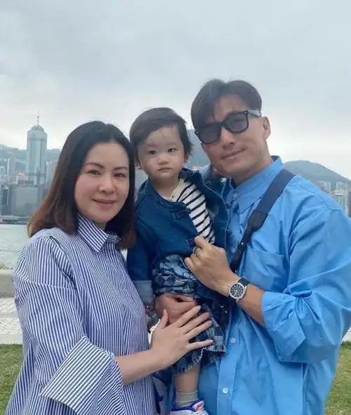 tvb小生陈山聪放假陪妻儿游玩享家庭乐1岁儿子学走路的模样可爱