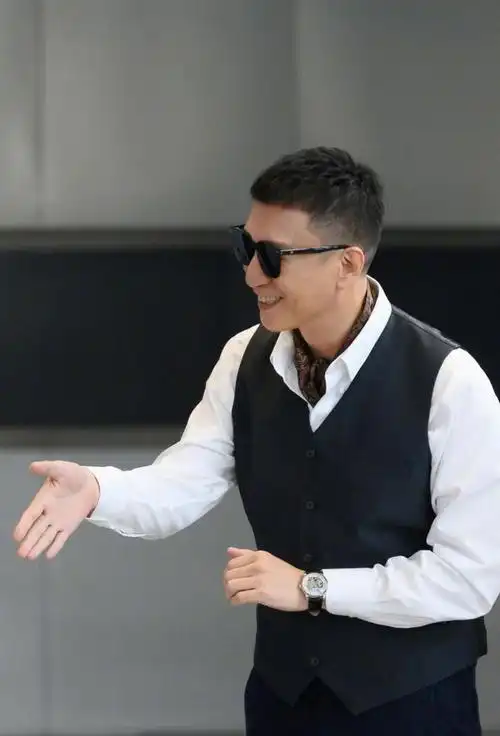 《扫黑风暴》孙红雷"大哥大"气质出众,西装搭配太有气场,真帅|衬衫