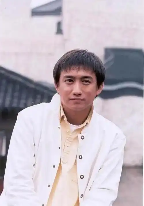 黄磊年轻时长得挺帅,第一部戏就幸运地跟大导演陈凯歌合作了.