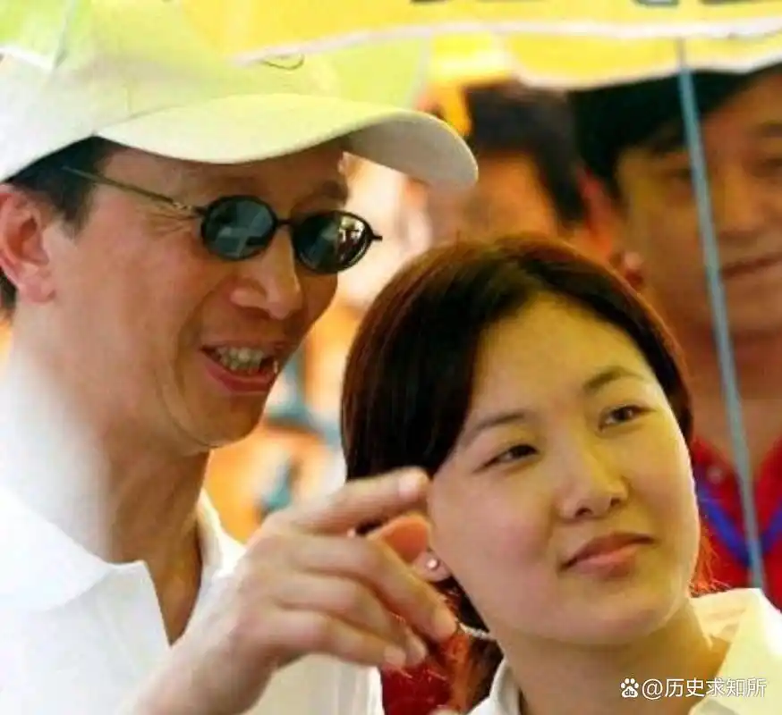 香港"财神爷"弃发妻追陈慧珊,风水师一句话,他转身娶了伏明霞