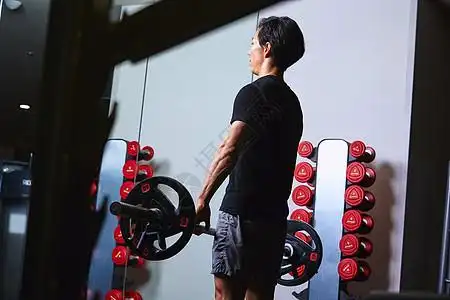 背影 肌肉在健身房锻炼的年轻人背景