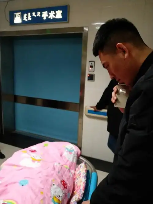 在手术室焦虑不安的等待