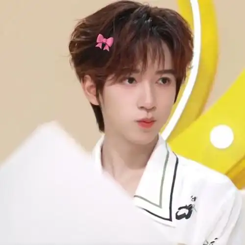 刘耀文让贺峻霖躺在自己胸肌上