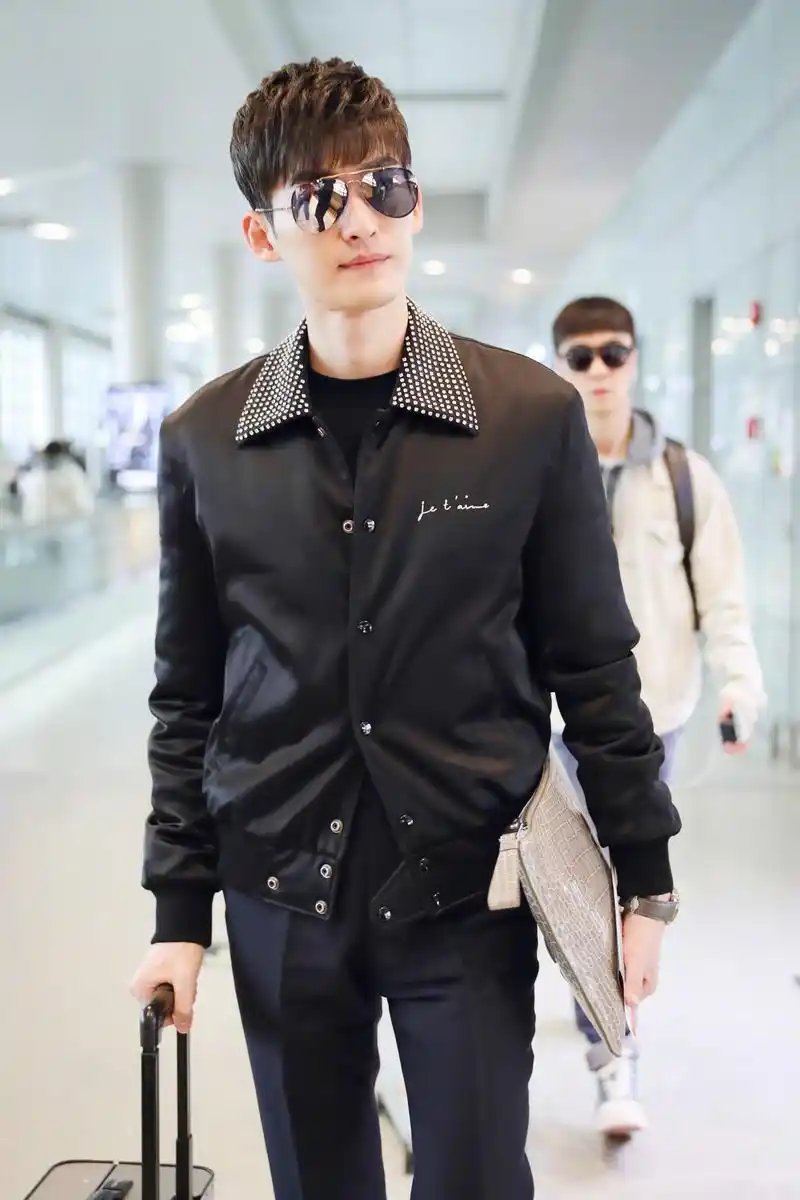 张翰今日现身机场,前往北京进行cctv公益歌曲的拍摄,零片酬出演,为