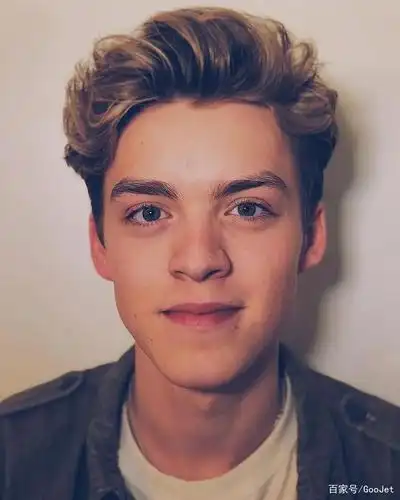 1998年出生的英国小鲜肉歌手reece bibby