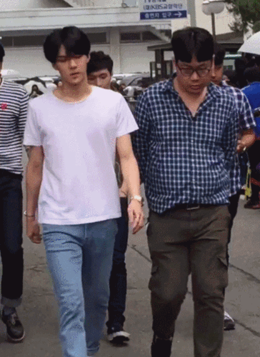 吴世勋 吴总霸气侧漏的走路方式