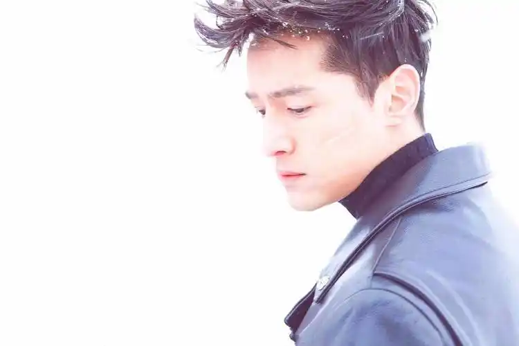 胡歌芭莎雪景照