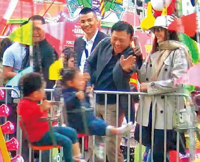 吴佩慈纪晓波带女儿出游