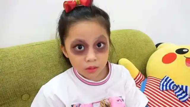 小女孩每天都玩平板电脑,妈妈给她画上黑眼圈,她再也不敢玩了!