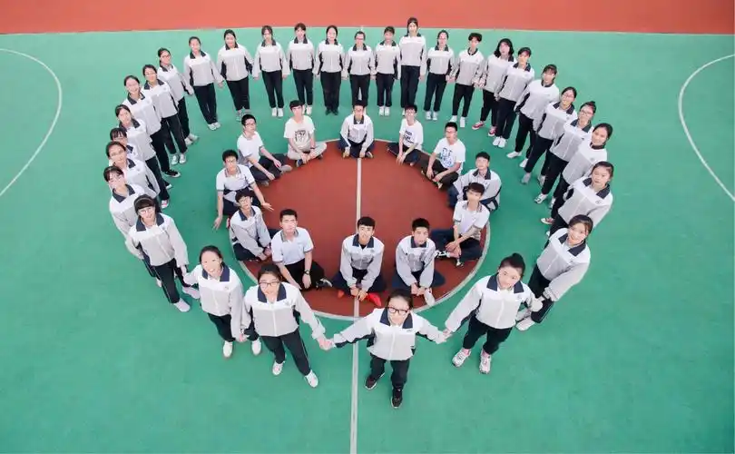 借拍班级文化照的机会,好好的摆些pose玩玩!