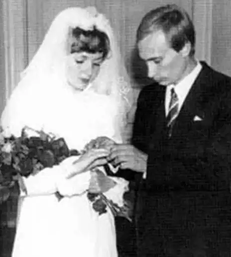 老婆,他的老婆(现在应该说是前妻)柳德米拉年轻的时候可是一个大美人