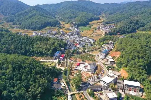 "中国传统村落"上杭县中都镇兴坊村歌乐喧天,村中心农民公园上载歌载