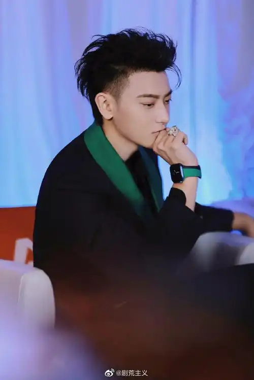 黄子韬新游记西装墨镜红毯已就位##黄子韬的人间历险记即将拉开帷