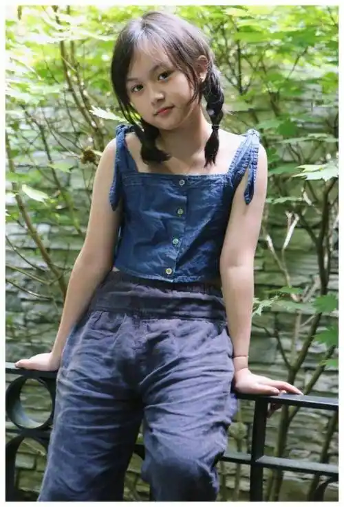 原创还记得最美童星小芈月吗如今10岁就穿炫腹装服了这勇气