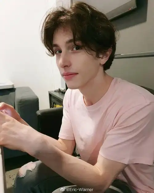 ericwarner个人听说好看的男生总是英年早婚呜呜呜
