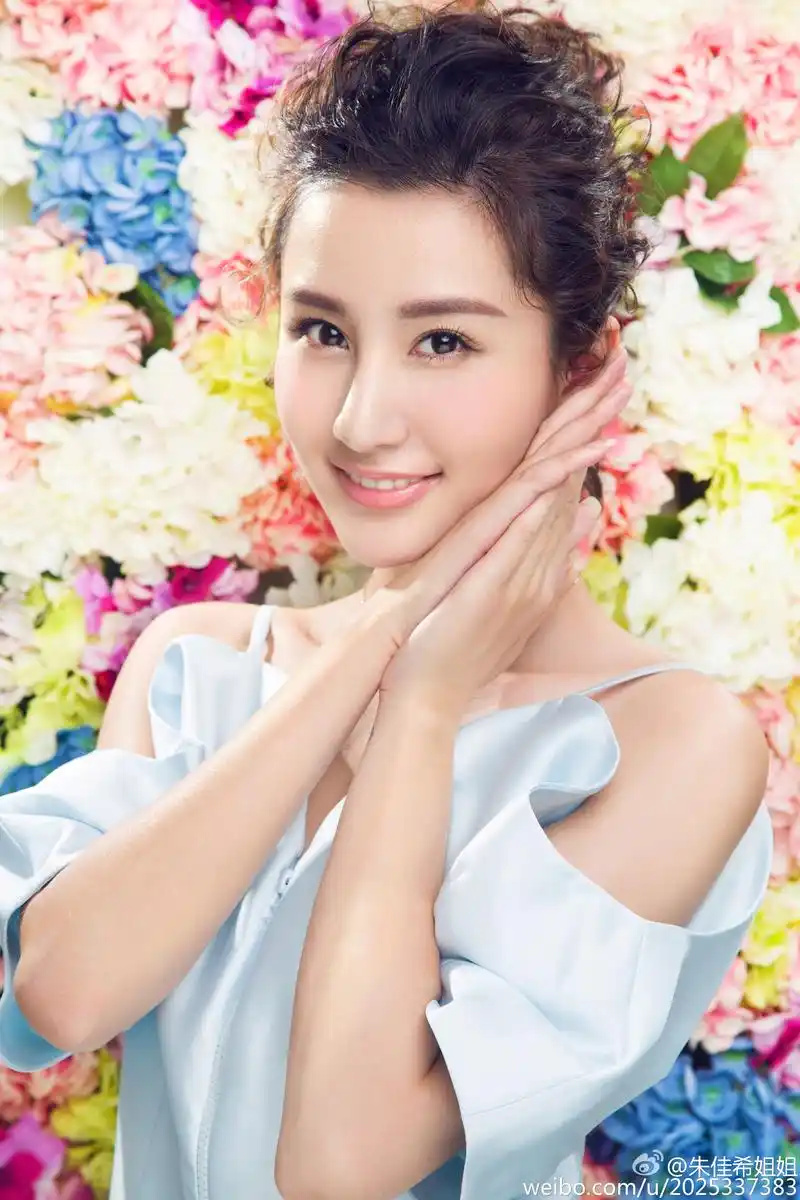 朱佳希,1991年出生于上海,中国内地女演员,歌手,模特.