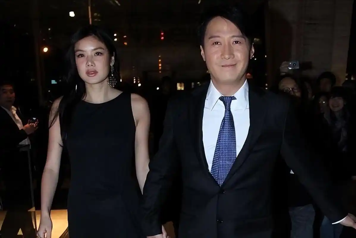 黎明罕见携娇妻露面,助理老婆长相一般但气质高雅,和他有夫妻相