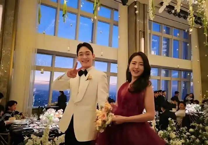 金钟大和老婆举办婚礼,妻子正面照首曝光,两人笑容甜蜜非常恩爱_新娘