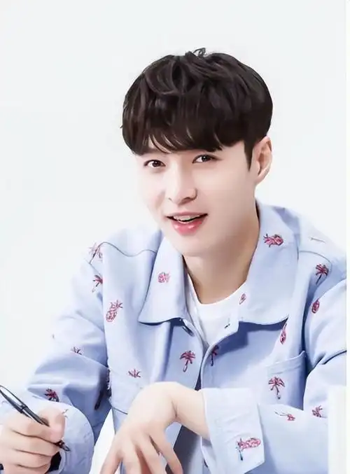 他身高一米七六,容貌俊朗,深受观众喜爱,是不折不扣的当红小生.