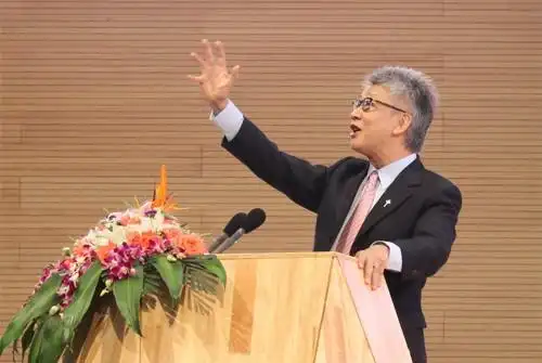 寇绍恩牧师在杭州教堂培灵会上鼓励信徒:"不是你决定要怎么做,主来