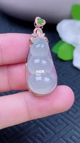 老坑冰种福豆翡翠挂件