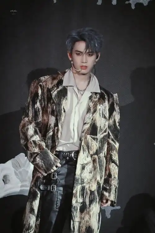 r1se超话73#r1se破晓之后 浪漫犹存##姚琛首张个人实体专辑awaken醒