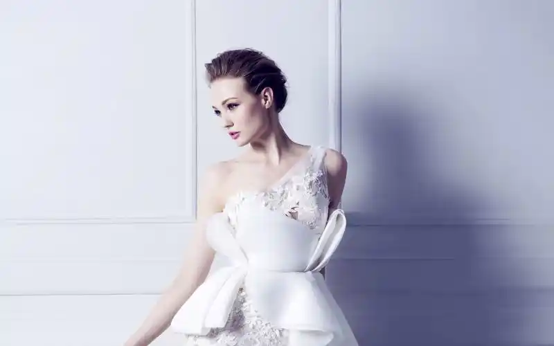 欧美美女模特玉兰花婚纱礼服图片高清壁纸(二)