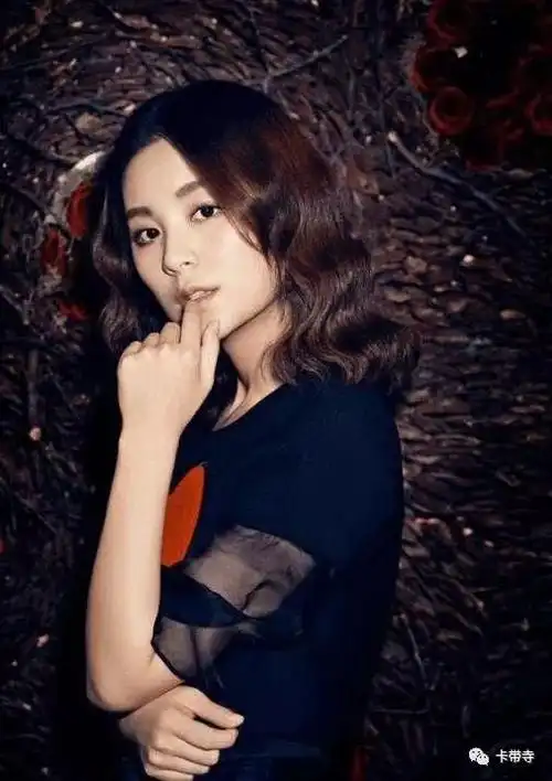 就是出柜,恋情曝光;有的表示祝福,作为一个娱乐圈发展的艺人,能顶住