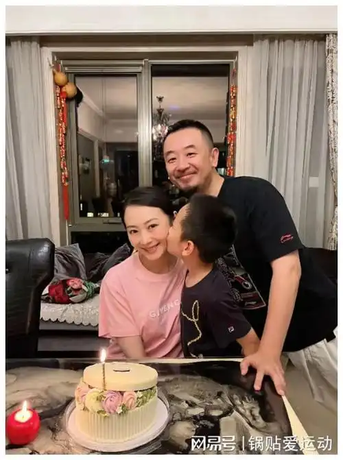 黄海波结婚10年与妻子再拍婚纱照,还原14年前余味造型,惹人泪目