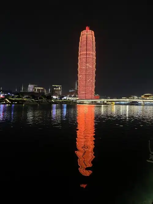 郑州玉米楼,位于郑州市郑东新区cbd的千玺广场,高约280米,被誉为"中原