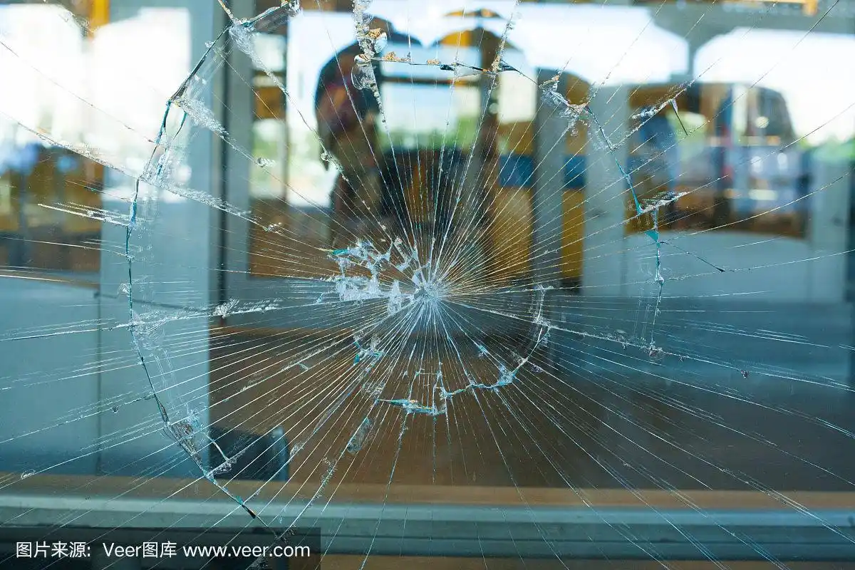 破碎的玻璃损坏了商店的窗户