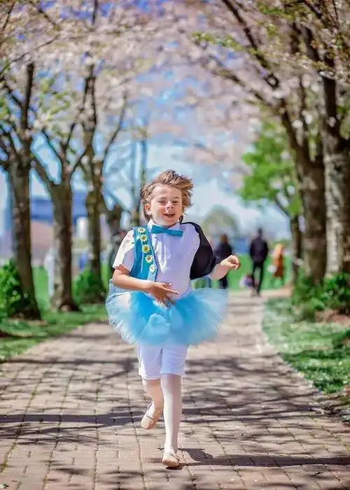 6岁小男孩爱上穿裙子所有人都反对只有妈妈的反应令人惊讶