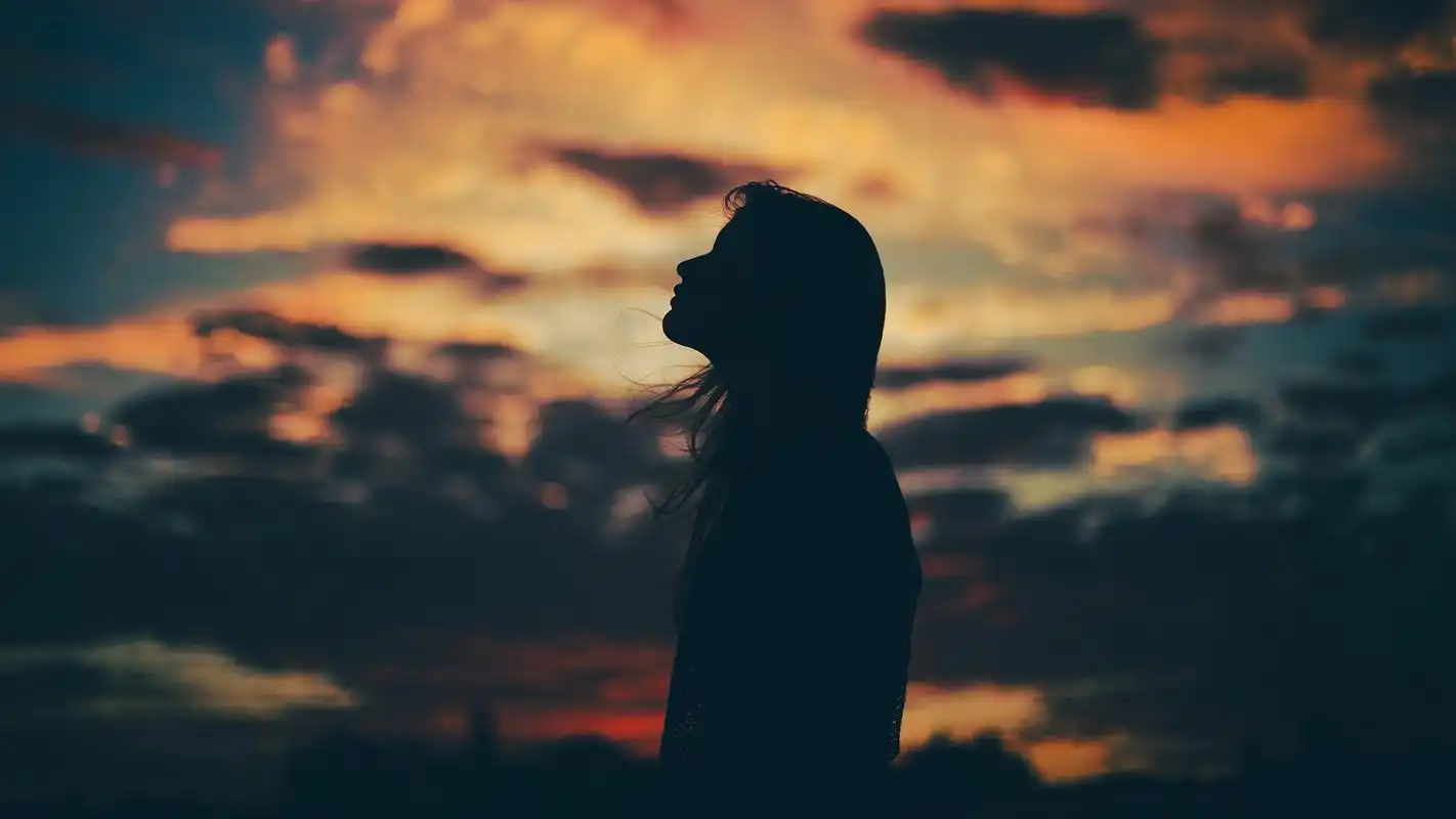 一个人伤心难过的图片,高清图片,电脑桌面-壁纸族