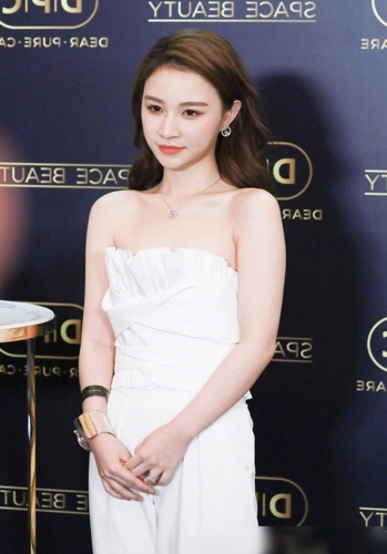 王思聪最美前女友雪梨亮相,穿抹胸连体裤清纯高雅,气质不输女明星