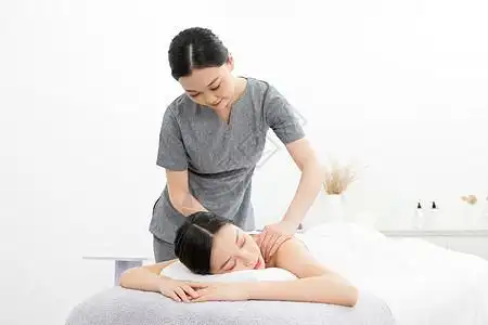 聚会亚洲美容院女性按摩技师背部按摩服务背景