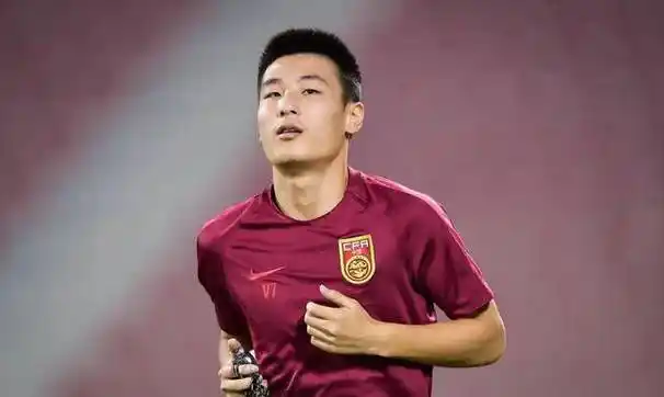 国足教练计划征召武磊与李源一备战韩国比赛,球迷纷纷