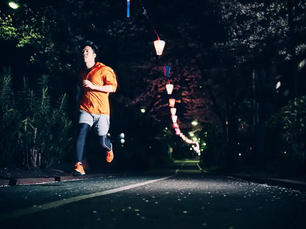 我提醒她应该用绳子牵着狗,但她却对我大声斥责.