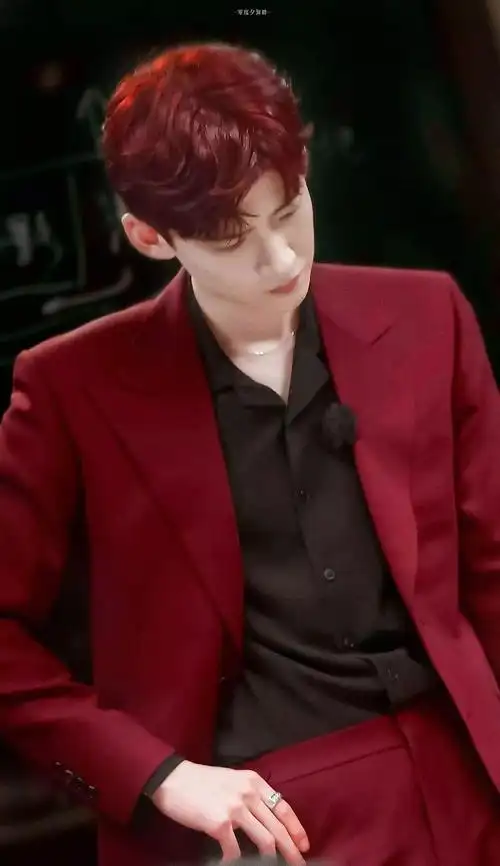 娱哥看我,白白白敬亭红西装真的太帅了,我看见很多人说他进组和马思纯