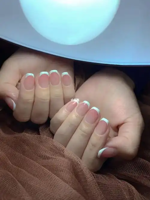 渐变粉白法式美甲
