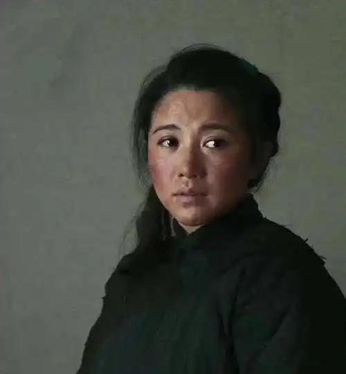 演员颜丙燕:和初恋拉一次手美了6年,49岁仍单身