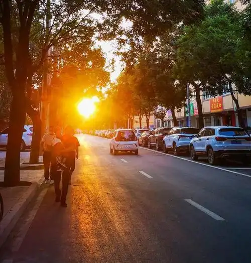 夕阳中的的街道