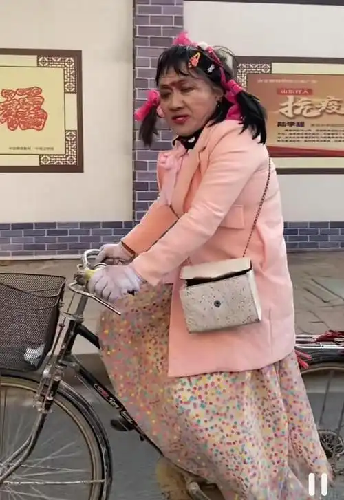 流浪大爷男扮女装20年,还清18万债务,"就是不该有胡子"