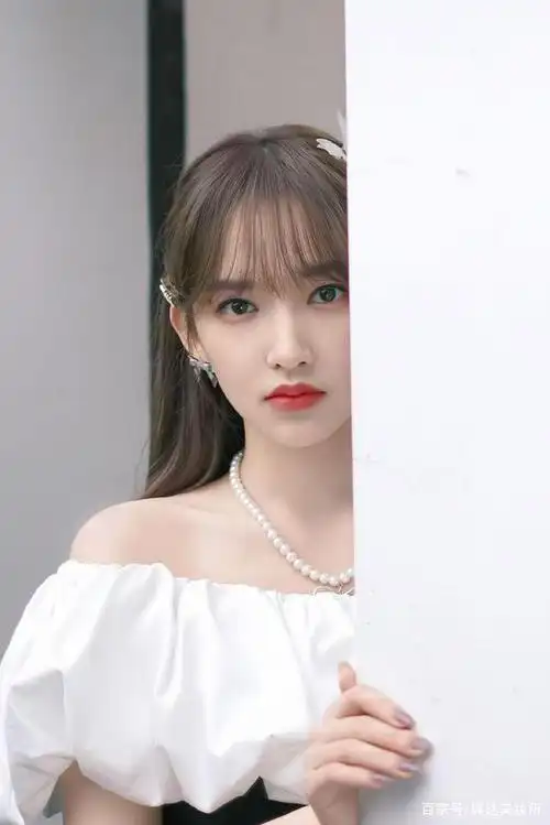 程潇原来也有"公主身材",穿一字肩礼裙美如洋娃娃,少女感无敌