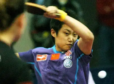 图文-世乒赛中国女队两连胜 郭跃横拍直取对手软肋